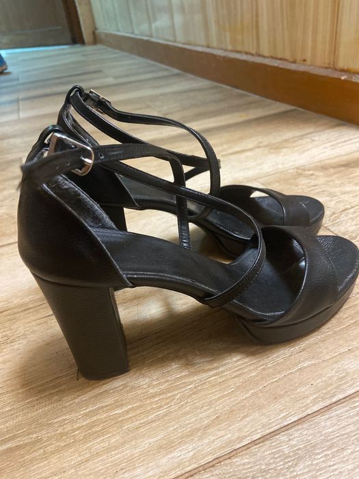 Черни кожени токчета