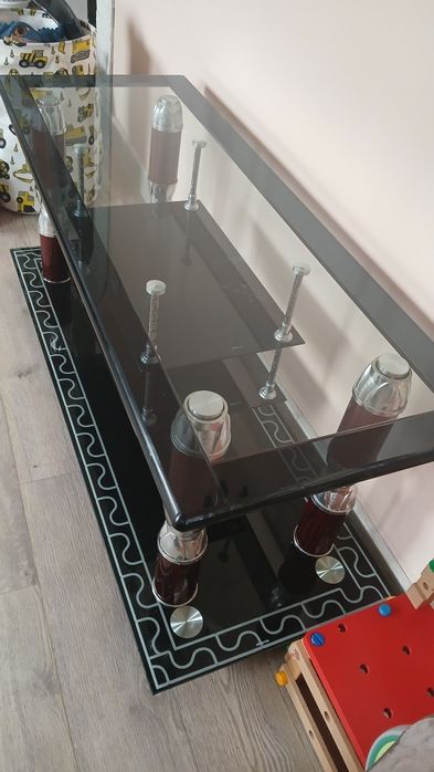 Стеклянный стол.