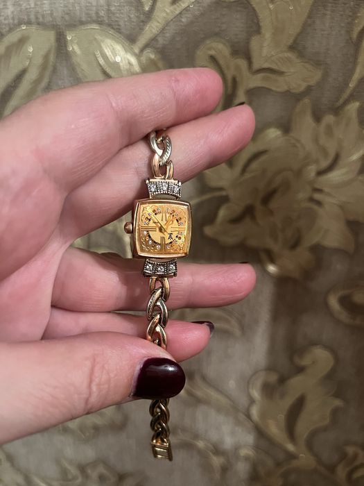 Женские часы.