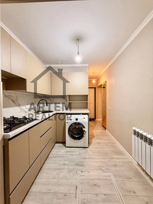 Продам возле метро БИЙ буюк ипак йули 1/1/4 - 2*6 балкон