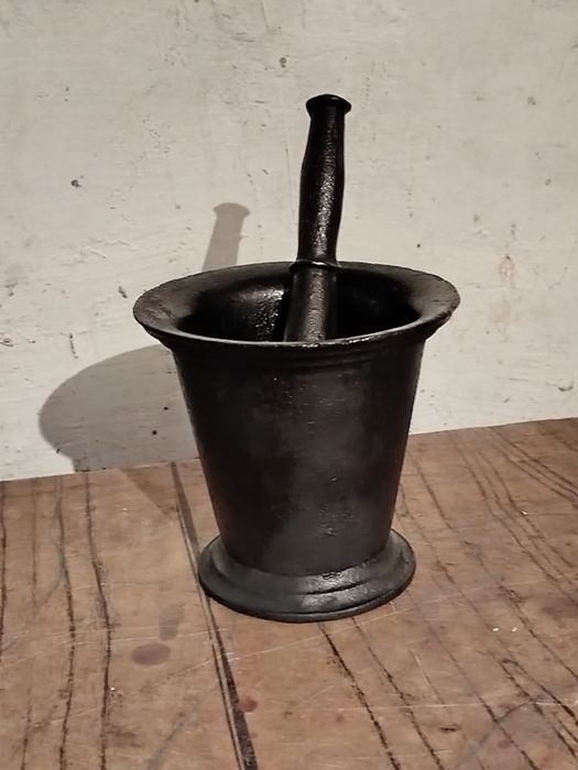 Ступка чугунная старинная.