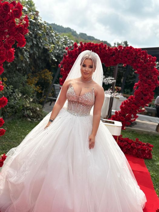 Rochie de mireasa cu corset si cu trena