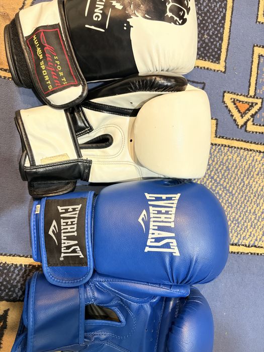 Боксерские перчатки за 2 пары , цена 12 , коньки цена 10 ,39 размер