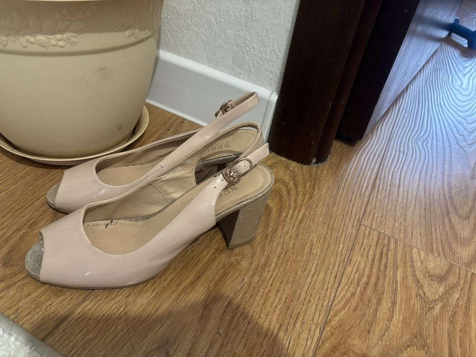 Бежевые блестящие босоножки