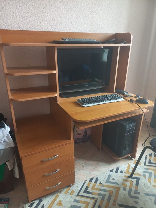 Кровать, компьютерный стол