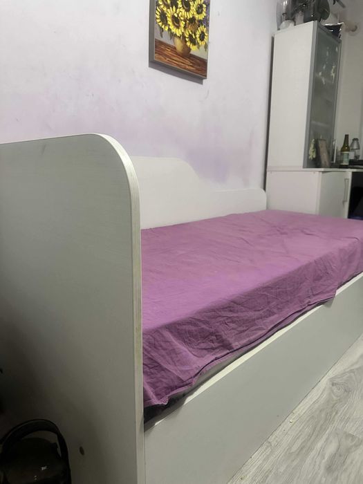 Мебели за детска стая. Легло с механизъм и матрак. Бюро с контейнер.