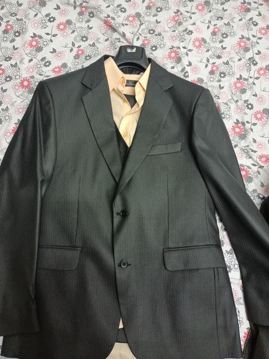 Vând costum bărbătesc