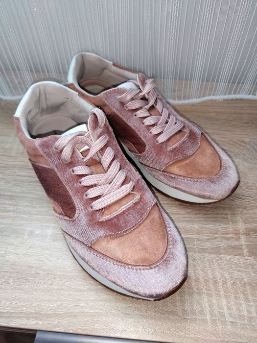 Дамски маратонки ZARA 36 номер
Много красив модел в неже