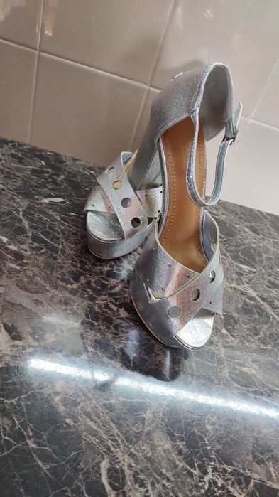 Сребристи обувки с висок ток