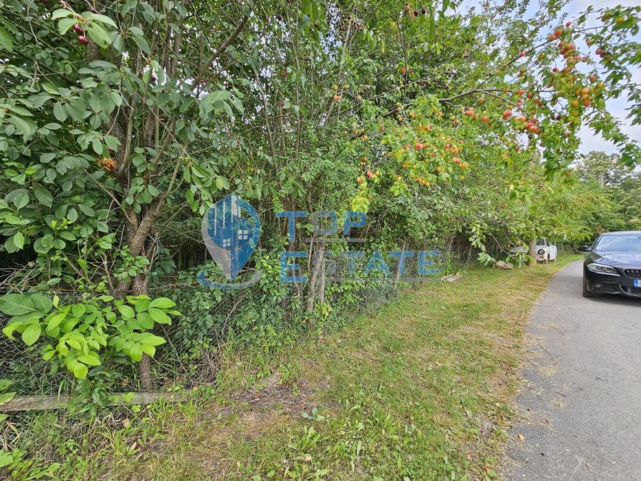 Парцел в регулация до центъра на с. Средни колиби до яз. Йовковци