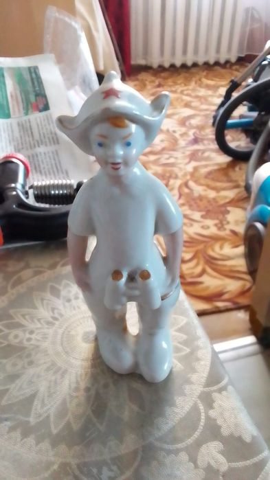 Статуэтка фарфоровая