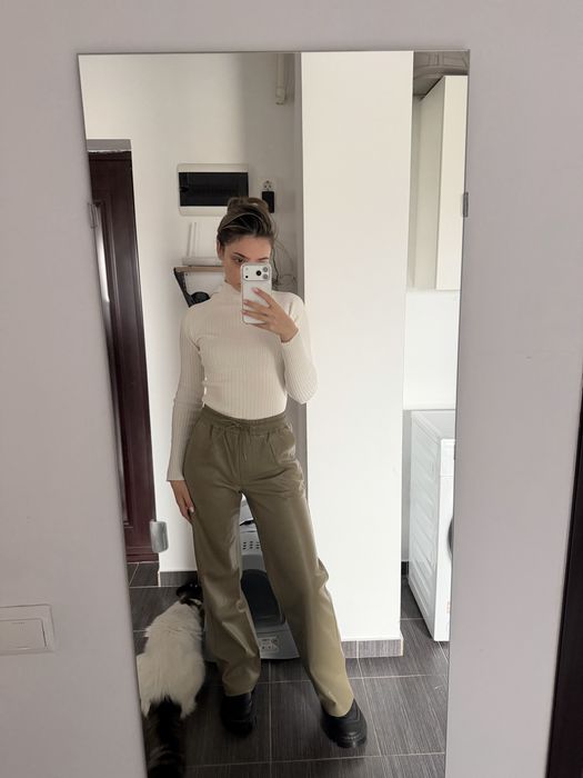 Pantaloni superbi din imitație de piele Mango