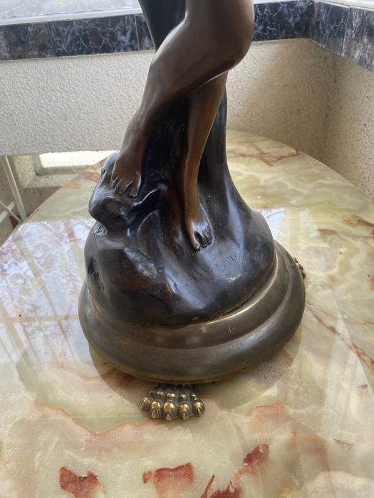 Антична бронзова статуя илюстрираща женска фигура