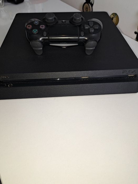 Продавам Плейстейшън 4
