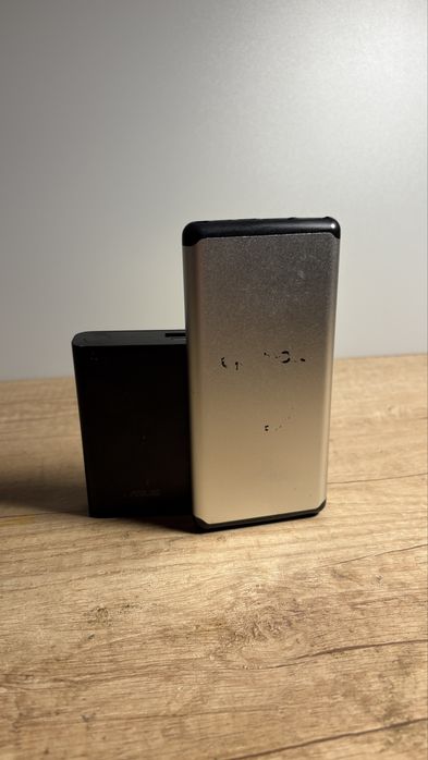 Vand doua power bank-uri  asus si motorola
