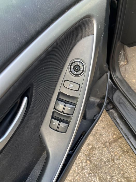 На части HYUNDAI i30 1.4 CRDi DOHC 16V 2012год бензин
