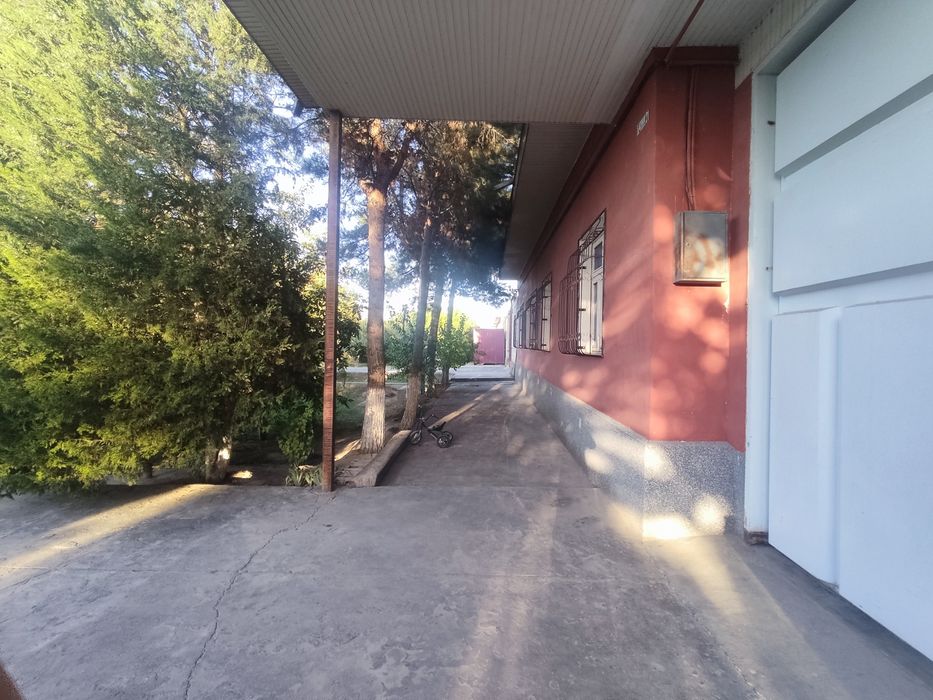 Uy sotiladi narxi kelishiladi