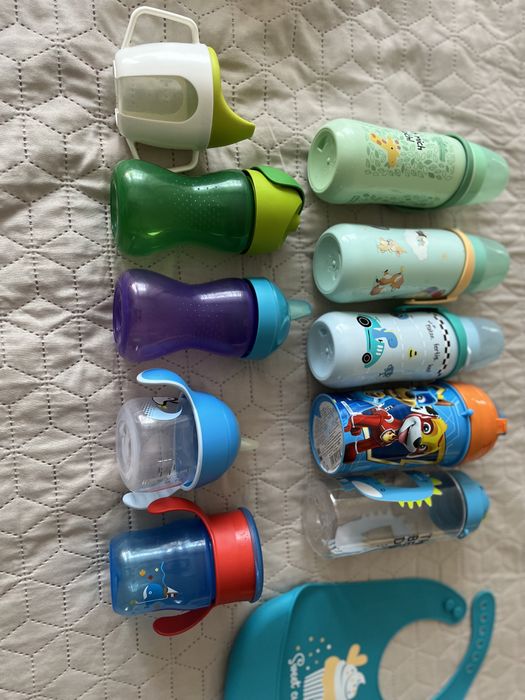 Шишета и чаши за малко дете