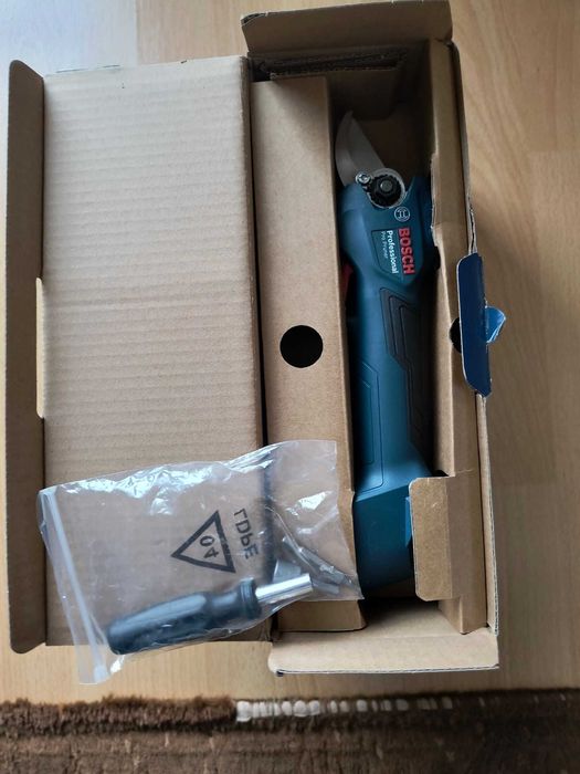 Vând foarfecă electrică BOSCH pentru grădină