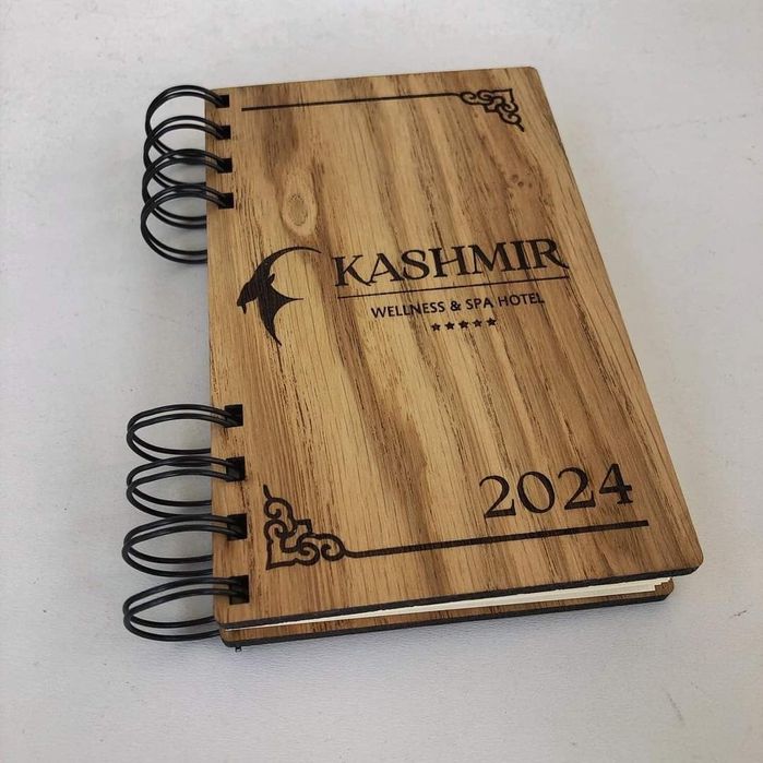 Персонализиран тефтер с дървени корици Лазерно Гравиран