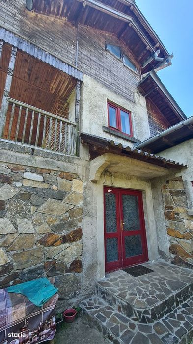 Casă cu lac de pește de vânzare în comuna Nucșoara, județ Argeș.