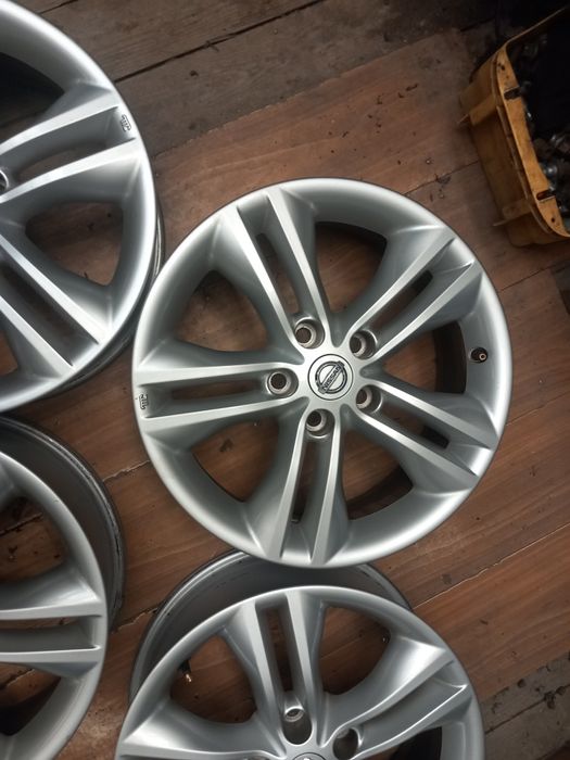 Jante nissan r17 5x114.3 et 40 cb 66.1