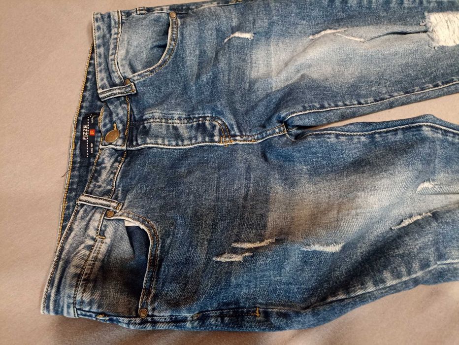 Светло сини накъсани мъжки дънки с тесен крачол