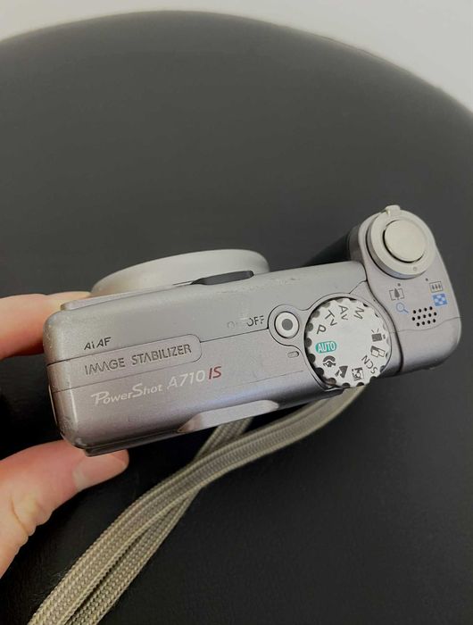 Vând aparat foto digital compact Canon PowerShot A710 IS, funcțional.