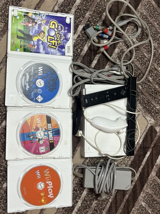 Pachet Complet Consolă Nintendo Wii Albă + 1 Controller + 4 Jocuri