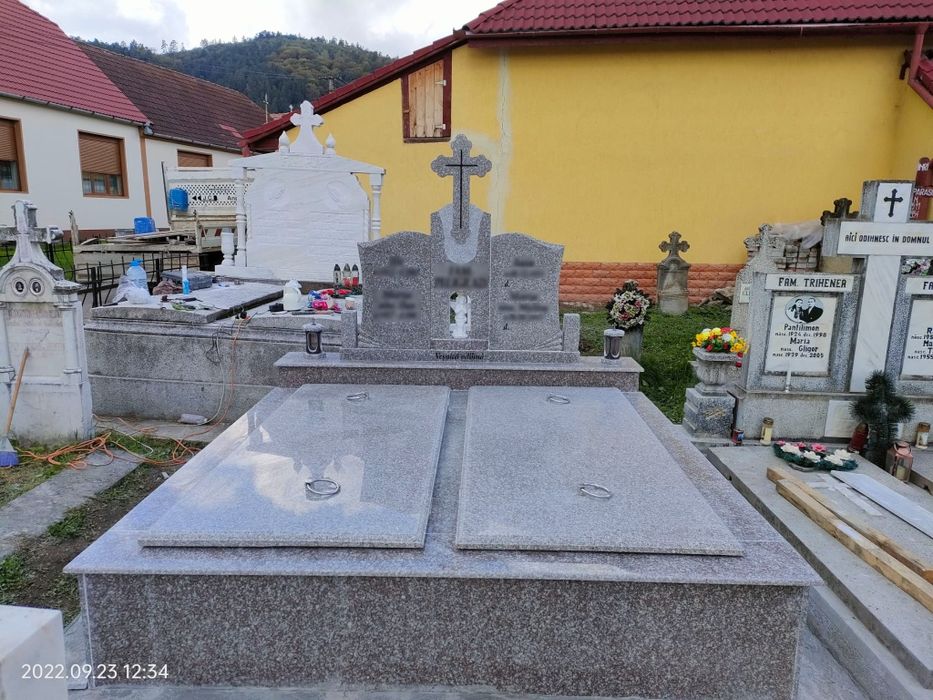 Monumente funerare granit