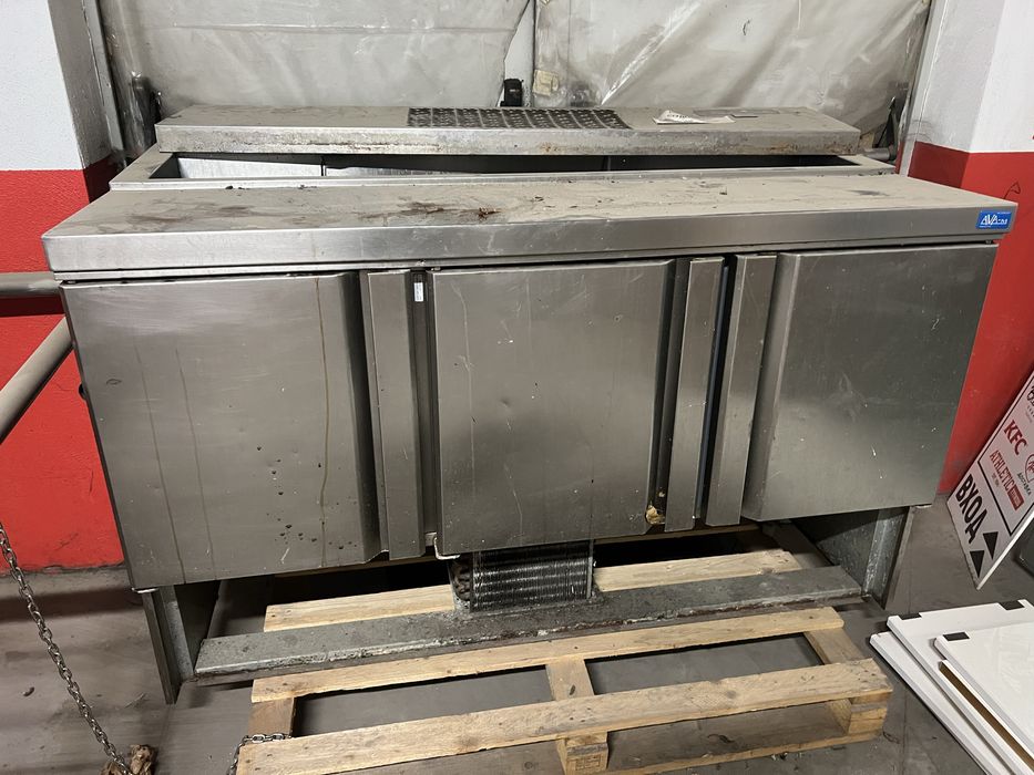 Салатен бар с 3 врати