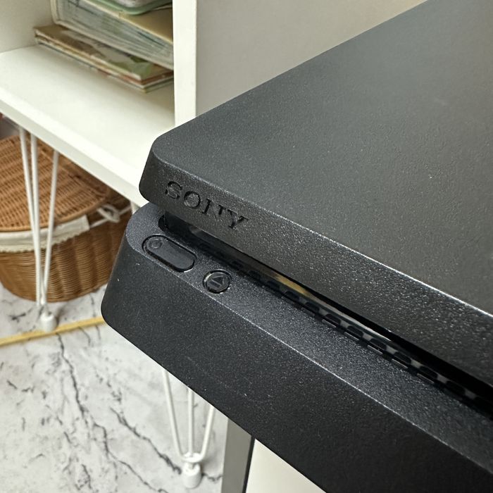 Sony PlayStation PS4 + 3 игры