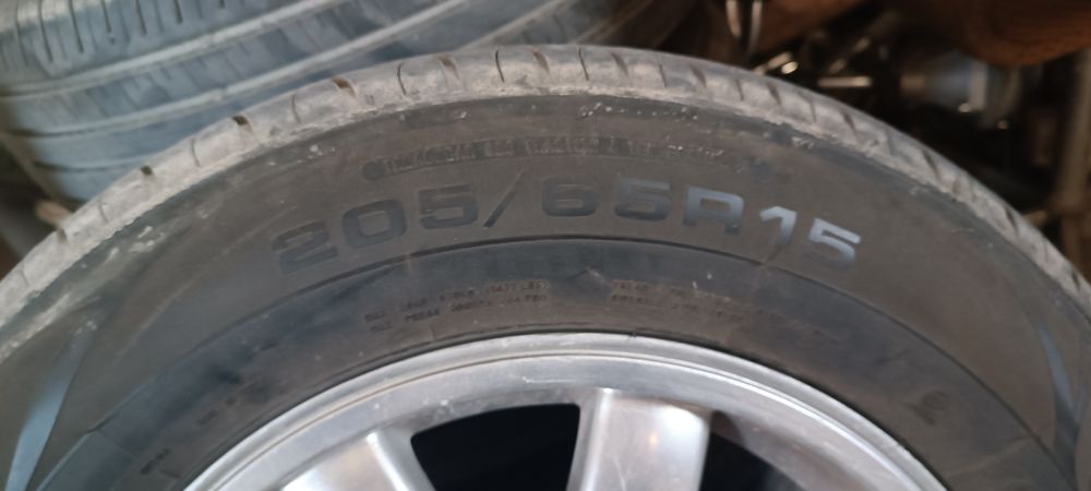 Продам диски с шинами .205/65R15.