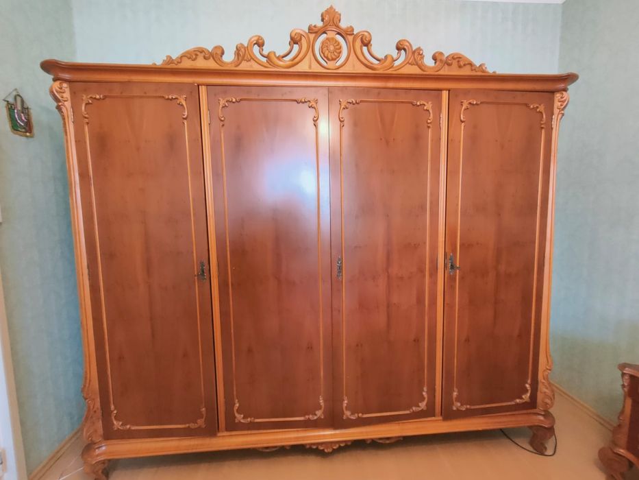 Mobilă veche, din lemn masiv, lustre și ceas cu pendula.