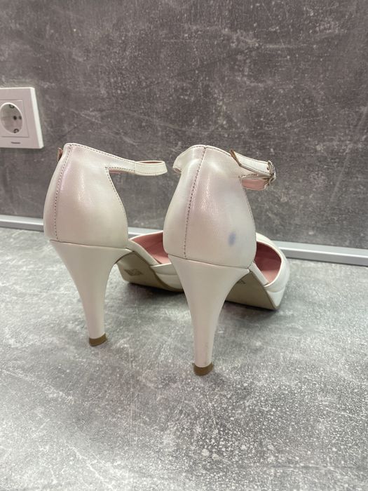 Бели обувки на ток / сватбени