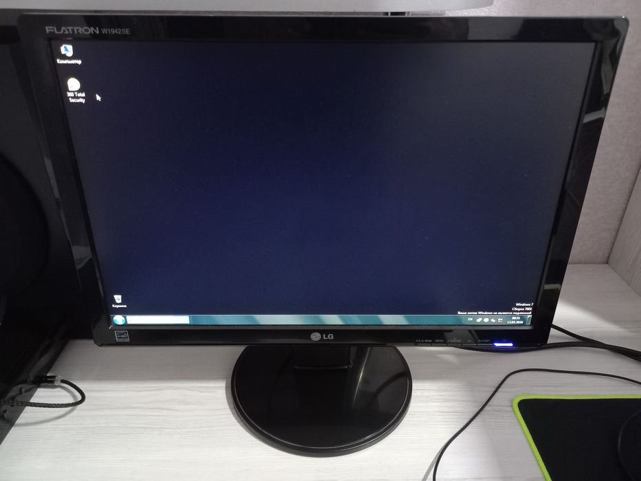 Kampyuter va stol sotiladi