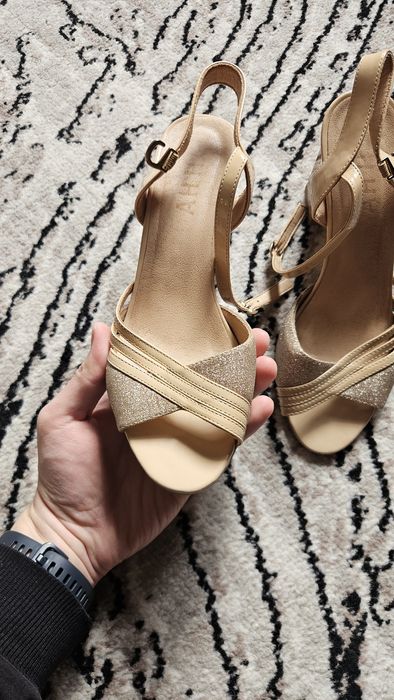 Hayal-qizlar ayaq kiyimi, makasi kiyilmegen, tanketka paydalanilgan