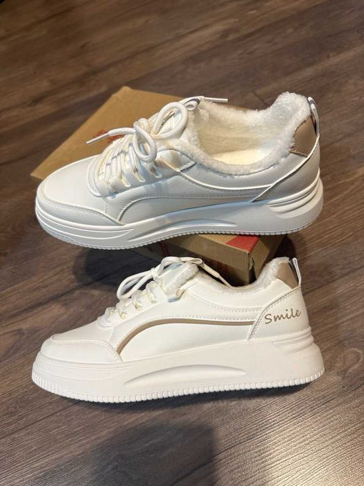 женские зимние кроссовки