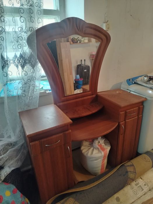 Зеркало с шкафчик