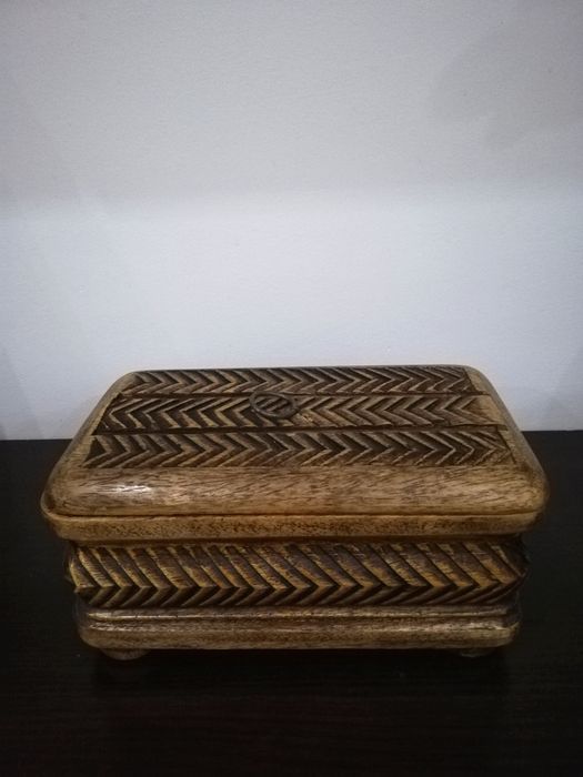 Красива, резбована кутия от дърво.