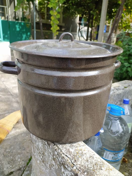 Емайлирана тенджера