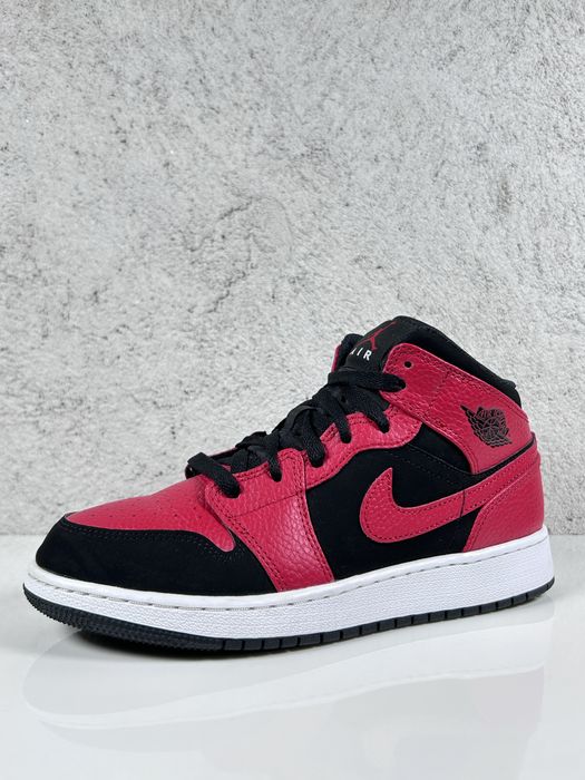 Air Jordan 1 Mid Reverse Bred