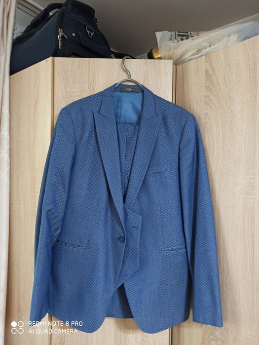 Продам костюм тройка