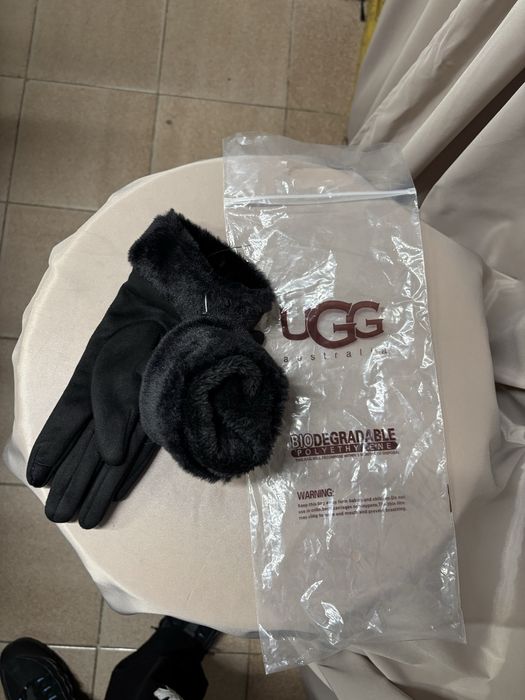 Черни ръкавици UGG