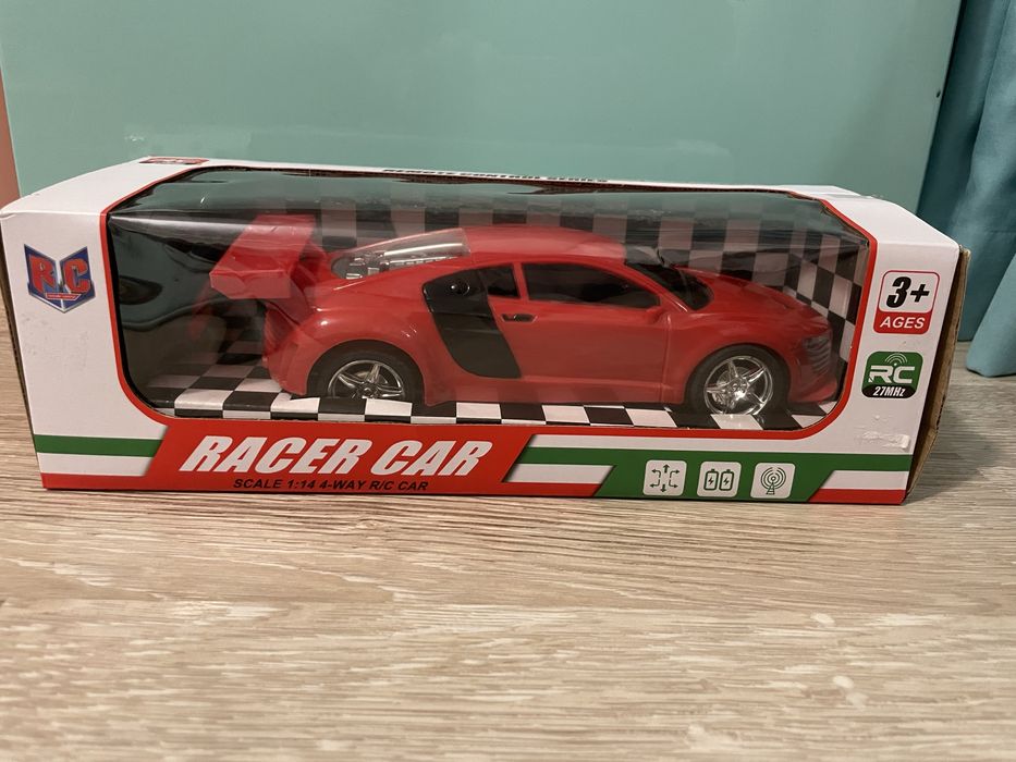 Нови червена и черна  количка с дистанционно