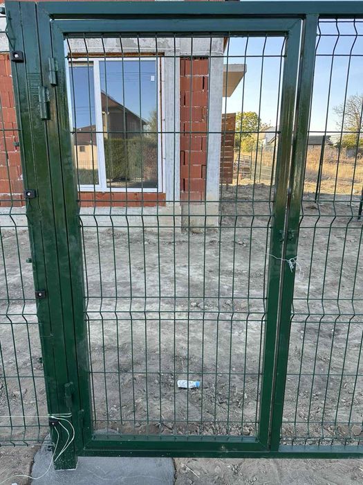 Изграждане на Огради с Метално Пано