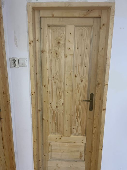 Usi de vanzare interior