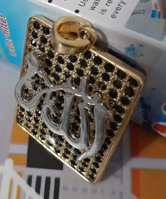 Vând pandativ din egipt placat cu aur și  pietre negre .  .