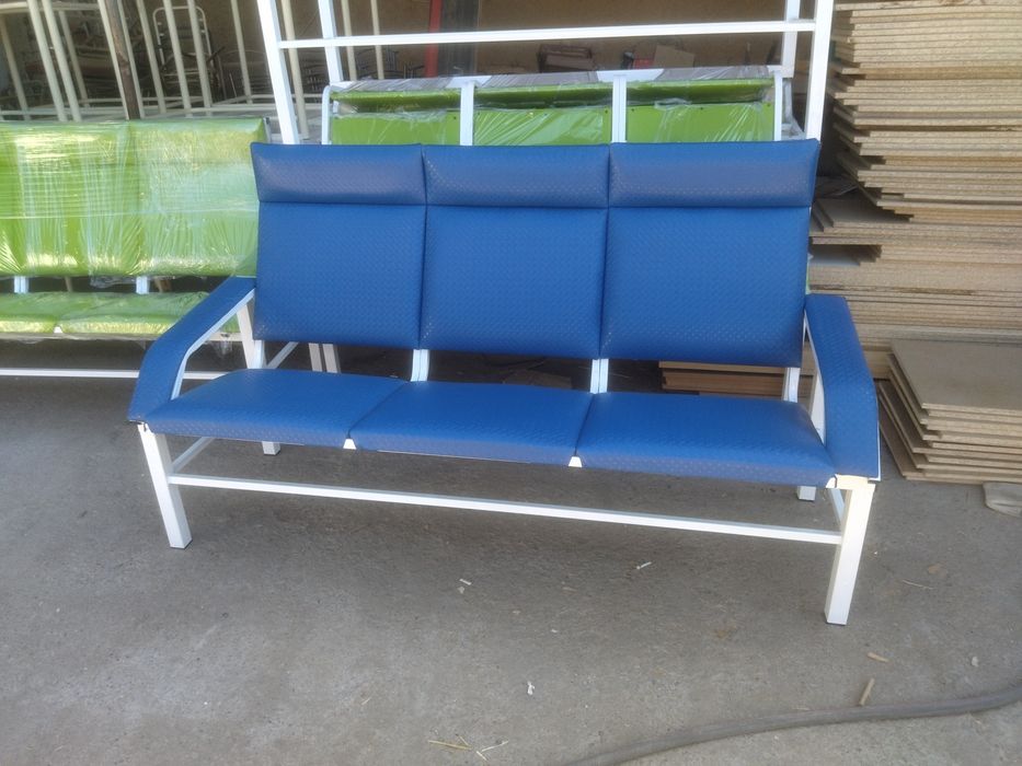 Зал ожидание диваны трёхместные. Кухонные столы со стульями.