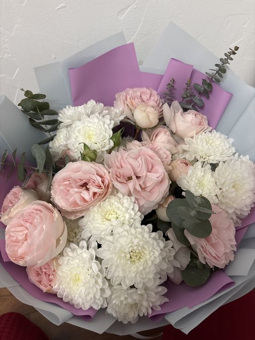 Букеты свежие роза и хризантема